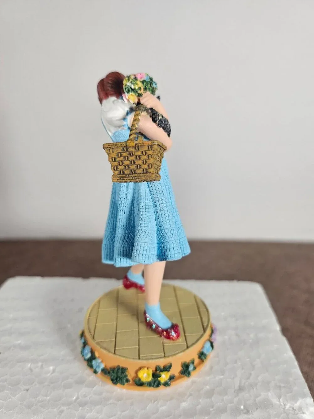 Enesco 1999 Wizard of Oz Dorothy And Toto Resin Figurine Number 948314 Boxed